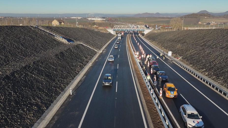 Na Lounsku otevřeli nový úsek dálnice. Řešit se začal ale už před 20 lety