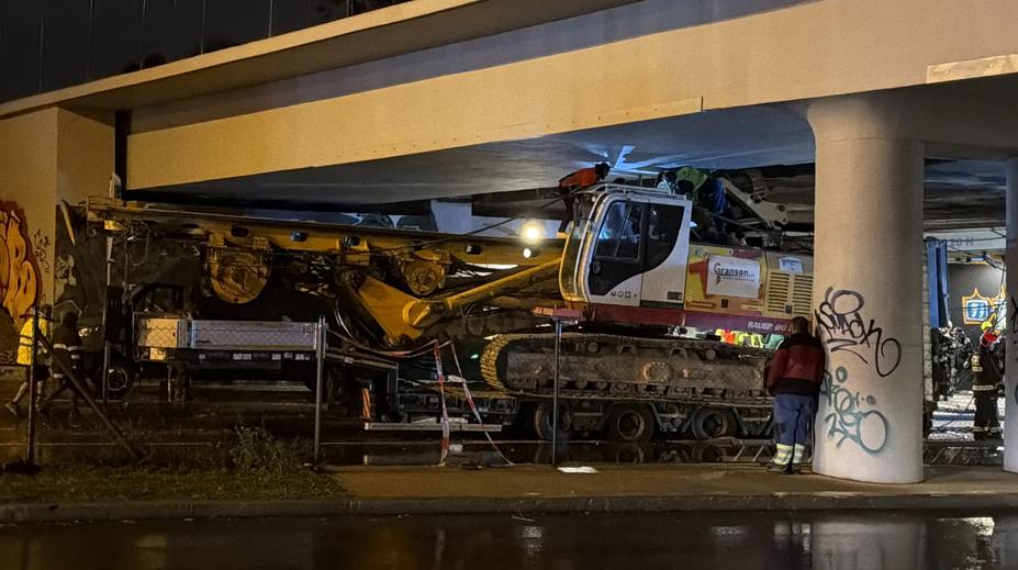Tahač pod mostem odolává i tankům. Hasiči v Praze bourají část konstrukce