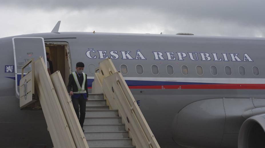 Čeští politici navštívili exotické země. Domů přivezli zakázky i skandály