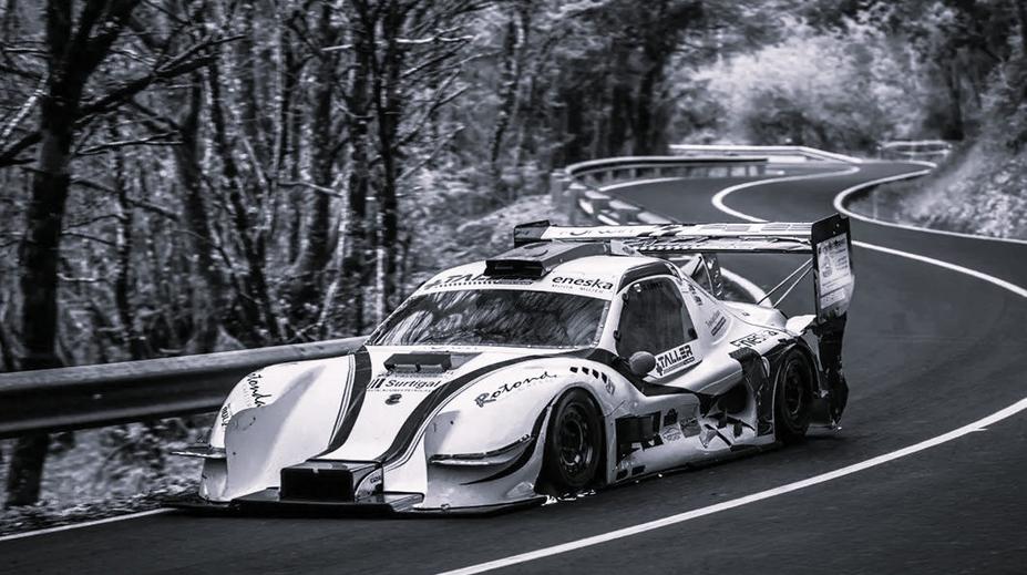 Tragédie při motorsportu. Jezdec zemřel po tvrdém nárazu, vůz začal hořet