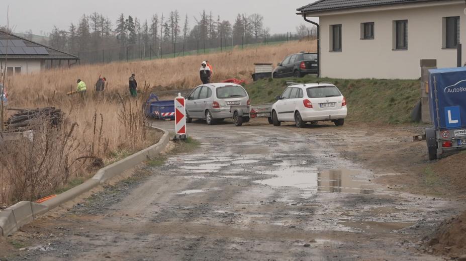 Lidé už roky čekají na příjezdovou cestu k domům. Firma se k dostavbě nemá