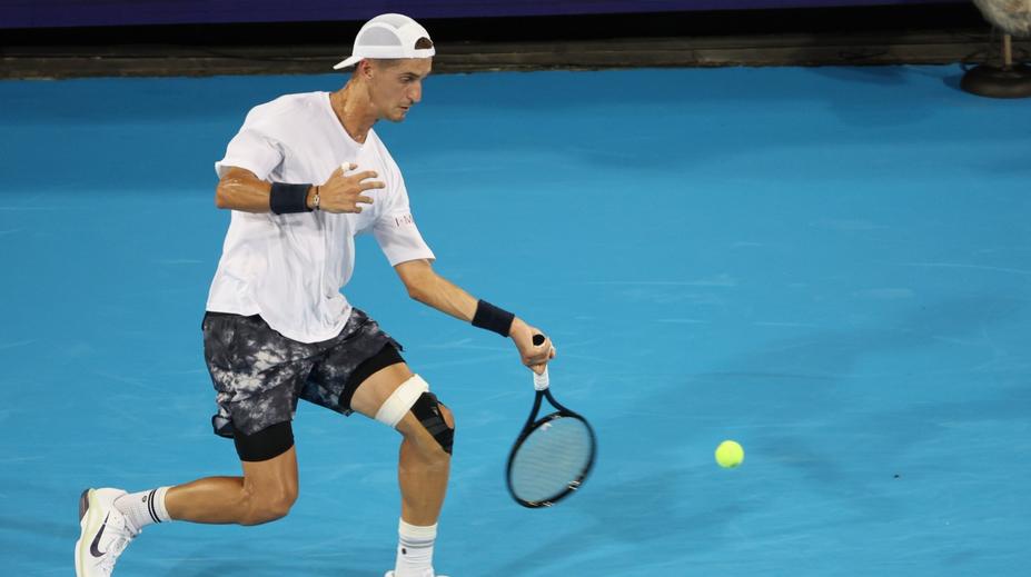 Bizár na US Open: Tenista sotva chodil, podával druhou rukou a fyzioterapeut mu odmítl pomoci