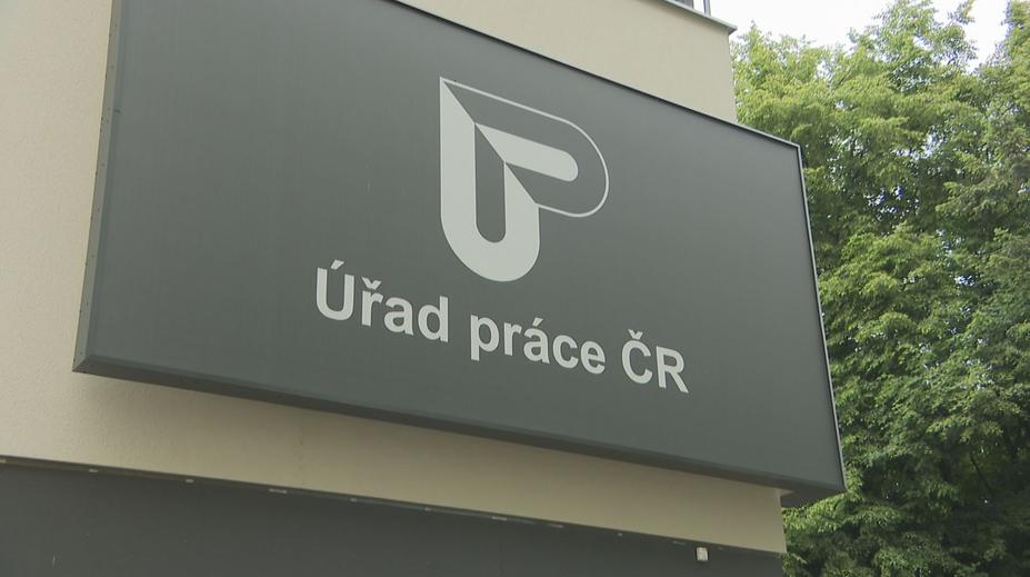 Úřad vyzval žadatele o dávky, aby doložili příjmy. Lidé se snadno vyhnou frontám