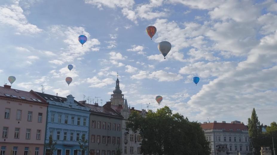 Nebe nad Hradcem halí horkovzdušné balony. Najednou se jich vznáší i desítky