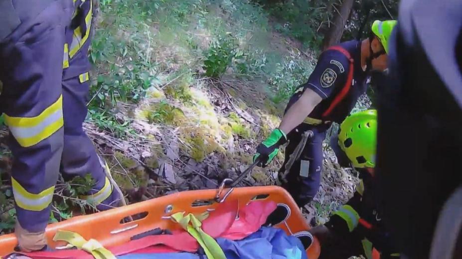 Dívka (15) spadla na školním výletě ze skály. Letěl pro ni vrtulník