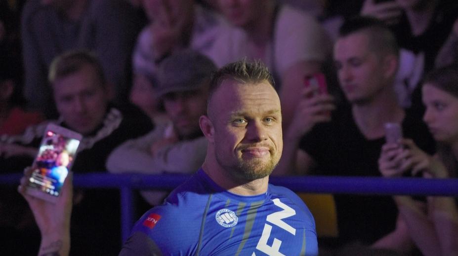 Filip Grznár slaví první výhru, v kleci knokautoval účastníka Superstar