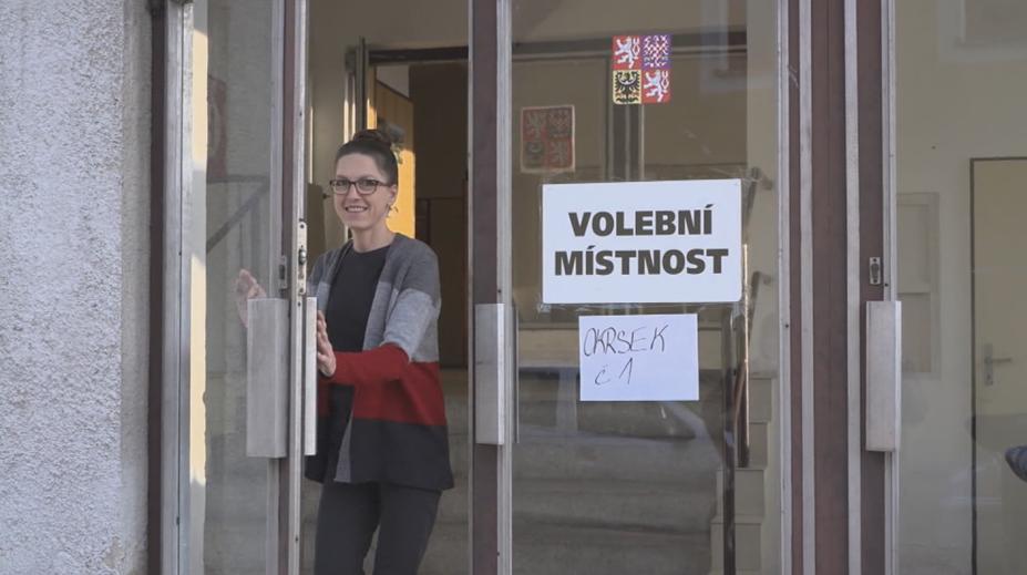 Češi si zvolí nové zastupitele a senátory. Letos se rušilo hodně okrsků