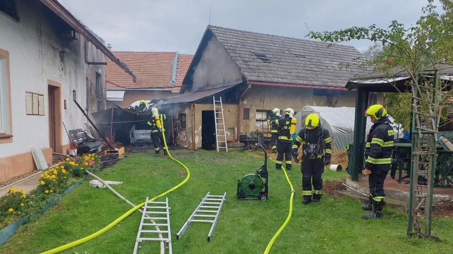 Požár domu zaměstnal šest jednotek hasičů. Škoda půjde do milionů