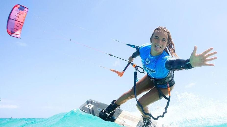 Senzační úspěch: Paula Novotná vyhrála závod SP kiteboardistek