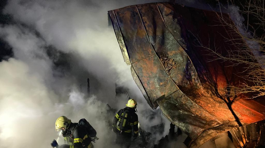 Senior na Zlínsku zatopil psovi v boudě, přes noc mu chata lehla popelem