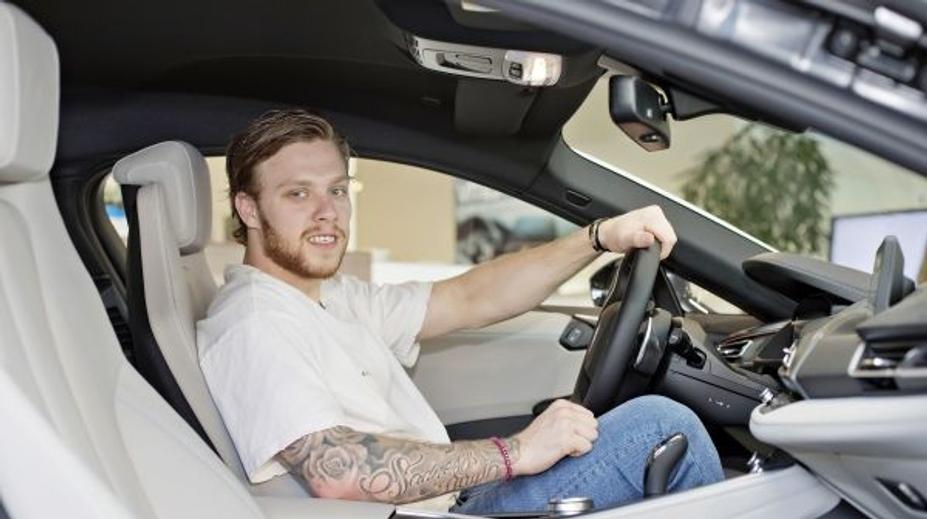 Pastrňák má novou káru. Na léto dostal hybrid, který umí 250 km/h