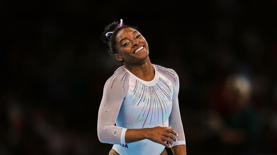 Nepřekonatelná výzva? Gymnastka Bilesová si ve stojce svlékla tepláky