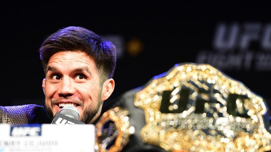 Hitparády pozor! Bývalý UFC šampion rapuje. Provokuje přísnými rýmy