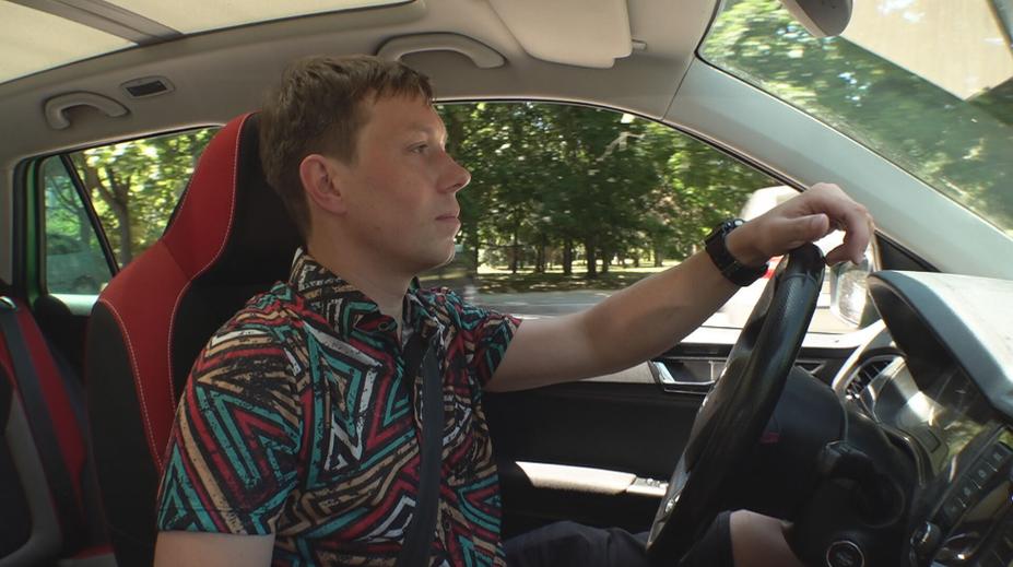 Učitelé o prázdninách chodí na brigády. Provádí na hradech i řídí taxi