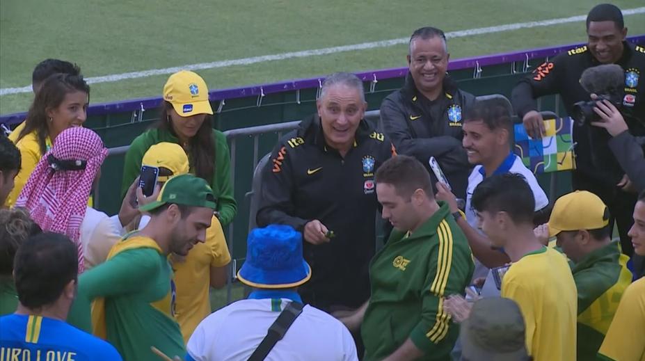 Brazilský kouč Tite si s fanoušky po tréninku střihl sambu na rozloučenou