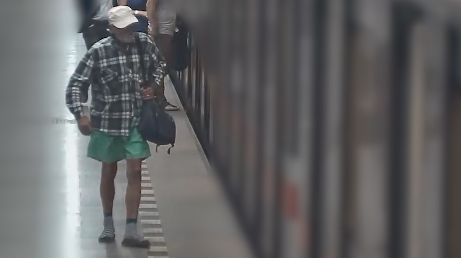 Muž se ukájel v metru. Má poznávací znamení, policie žádá o pomoc