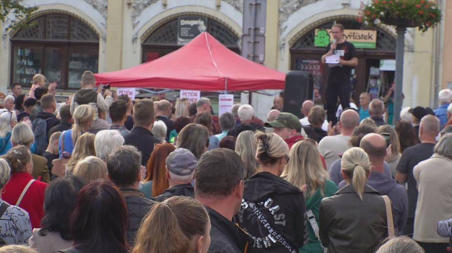 Rušení dětského oddělení v Rumburku naštvalo občany. Na protest vyšli do ulic