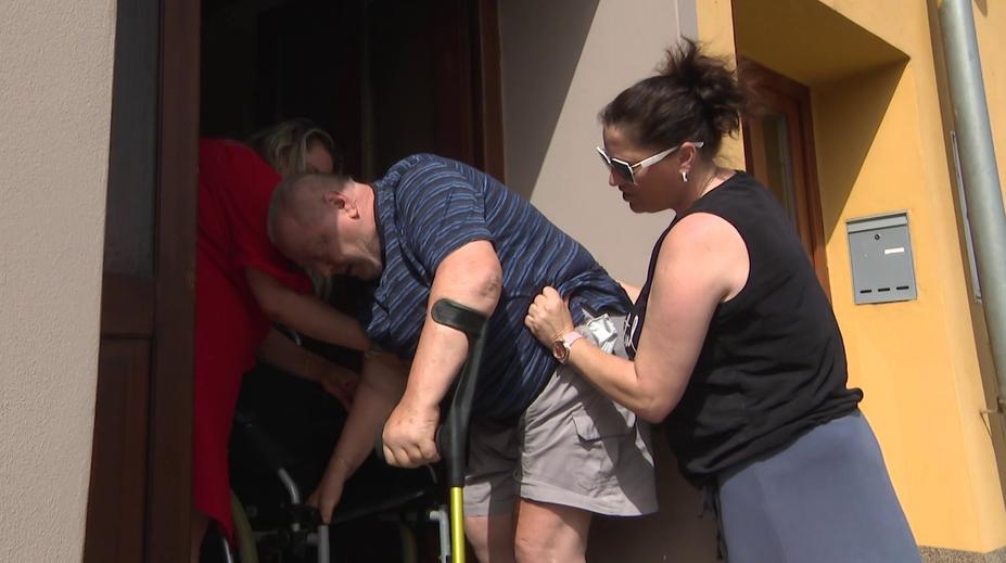 Kvůli dvěma schodům nemůže invalida pět let z bytu. Město se k němu obrací zády