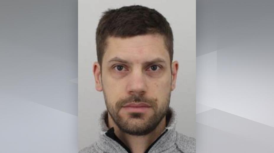 Desítky policistů hledají po napadení nebezpečného muže. Žena je vážně zraněná