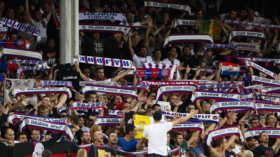 Děsivé řádění chorvatských fanoušků v Portugalsku. Lidé museli utíkat z kaváren