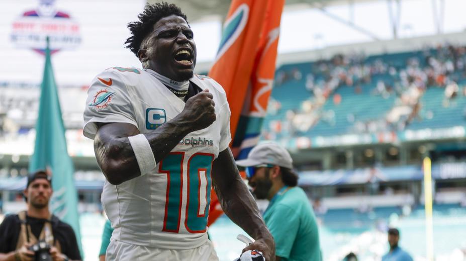 Fotbalista Miami se zapsal do historie. Nejprve byl zadržen, pak dal touchdown