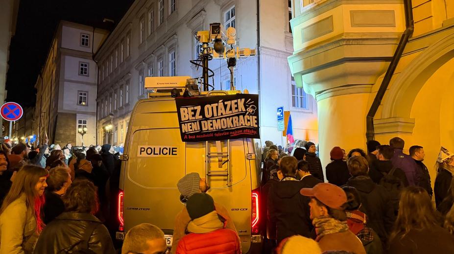 Sněmovna bouřlivě jedná o zrušení televizních poplatků, lidé demonstrují