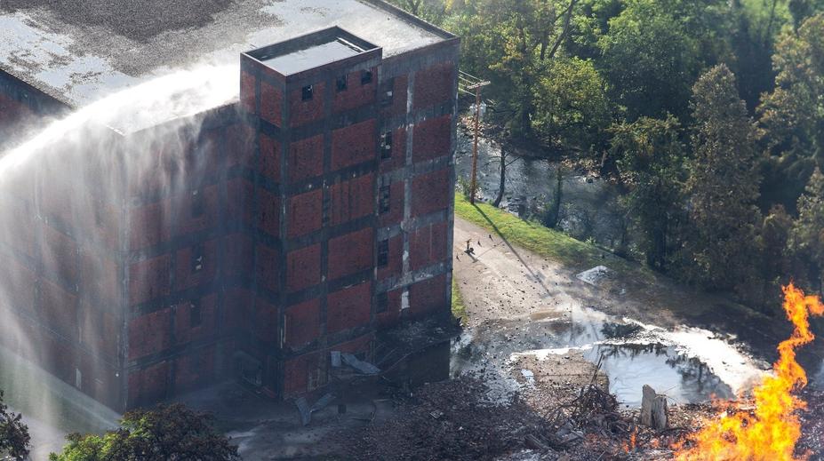 Požár zničil miliony litrů bourbonu. Jim Beam obarvil i řeku