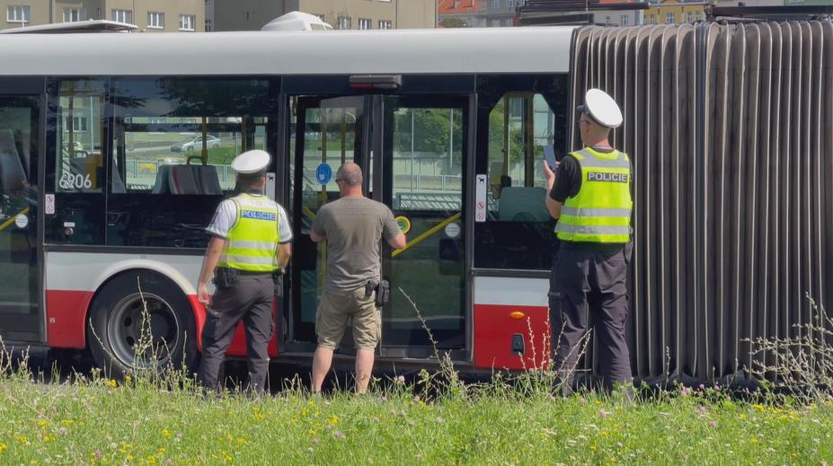 Autobus měl skřípnout seniorku ve dveřích. Bojuje v nemocnici o život