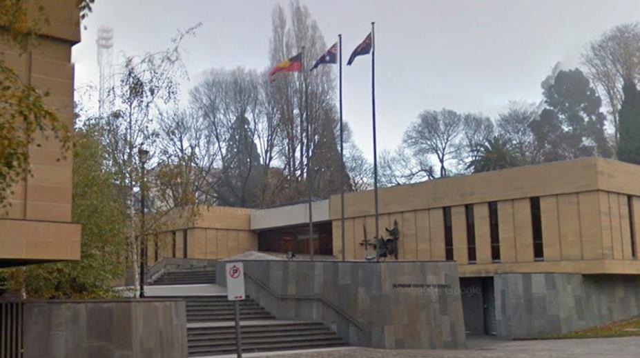 Učitelka si nedala říct. Nachytali ji při sexu se studenty už potřetí