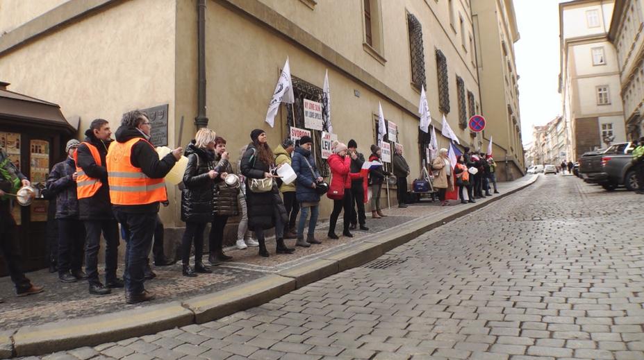 Chcípl PES zveřejnil adresy 70 poslanců. Je to útok na rodiny, rozzuřil se Rakušan