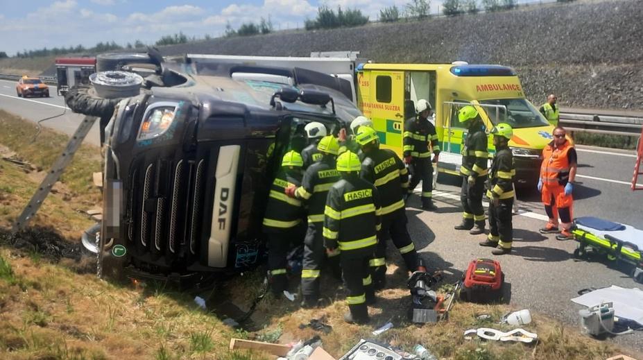 Na D3 se převrátil kamion. Řidiče museli vyprošťovat, letěl pro něj vrtulník