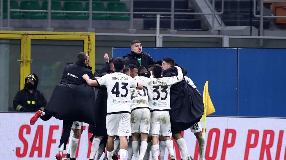 Spezia okradla AC Milán o všechny body. Fiorentina dala šest gólů