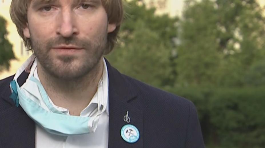 Záhadné odznaky na klopě ministra Vojtěcha: Zkřížená kladiva a nůžky