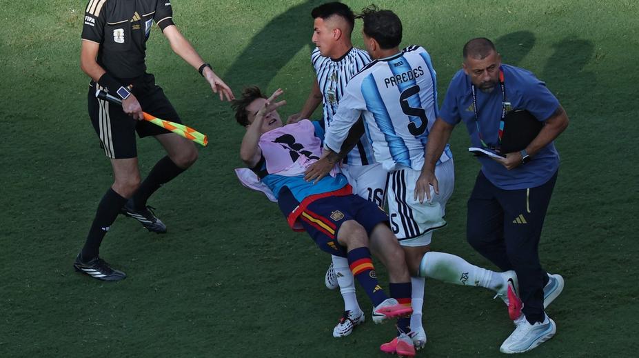 FIFA tvrdě trestala rvačku po finále MS. Paredes dostal stopku na deset zápasů