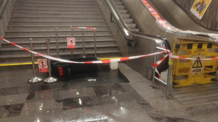 ON-LINE: Část Pardubic se chystá na evakuaci. Voda prosákla do metra v Praze