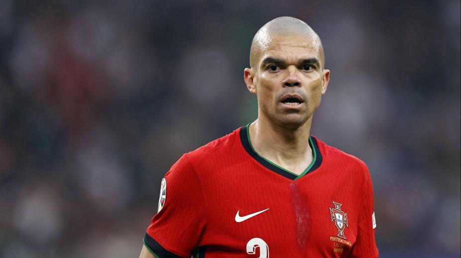 Fotbalový svět přišel o legendu. Řízný obránce Pepe ukončil kariéru