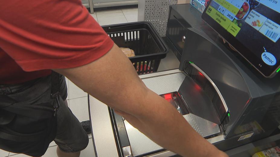 Samoobslužné pokladny stále rozdělují společnost. Češi je milují i bojkotují