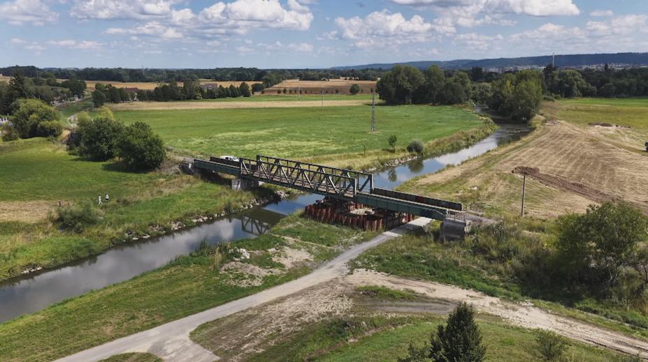Oprava tratě mezi Opavou a Kravařemi pokračuje. Začne demolice tří mostů