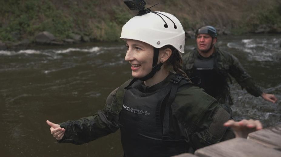 Reportérka zamířila na vodní výcvik s armádou. Skončila v rozbouřené řece
