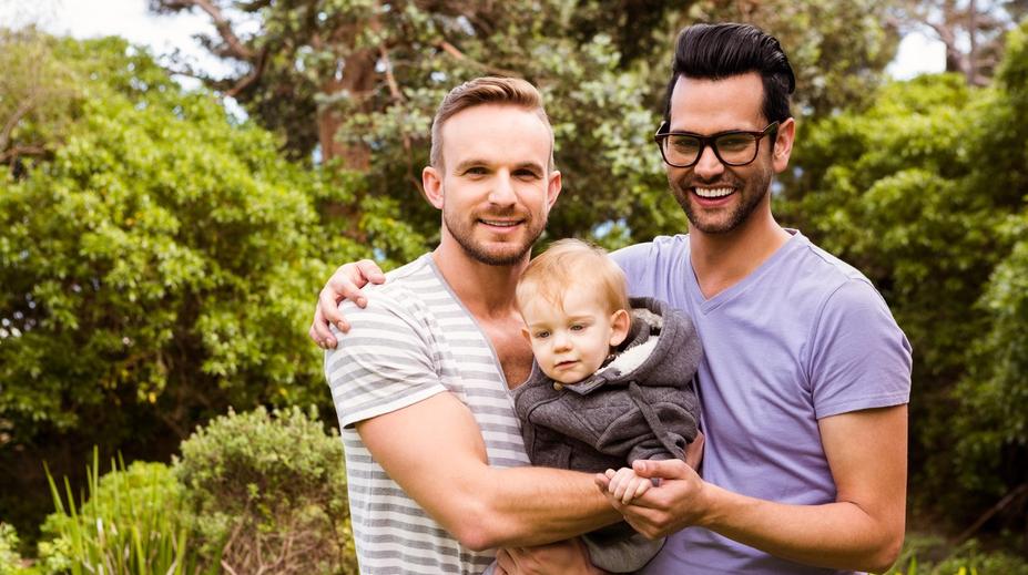 Homosexuální pár si osvojil děti v cizině. V Česku ale tvrdě narazili