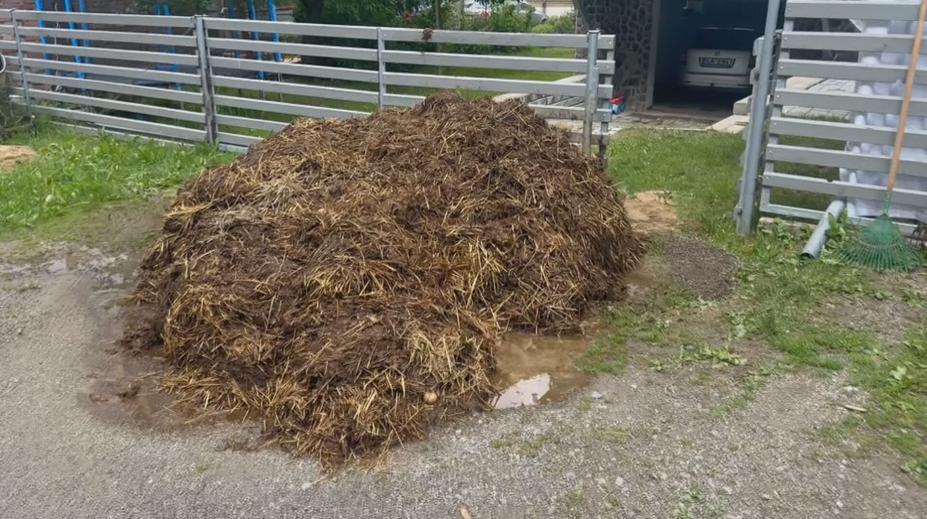 Případ hnoje navezeného před dům má dohru. Kopa záhadně zmizela