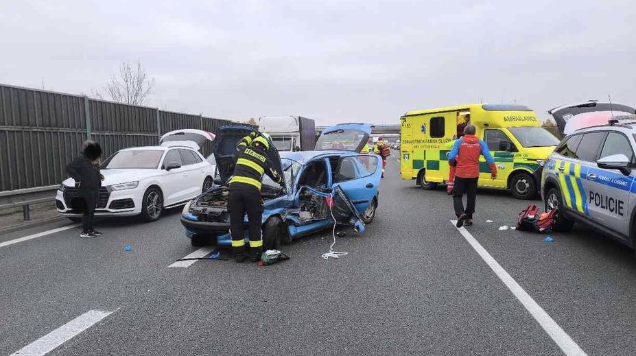 Vážná nehoda na D11. Srazila se tam tři auta