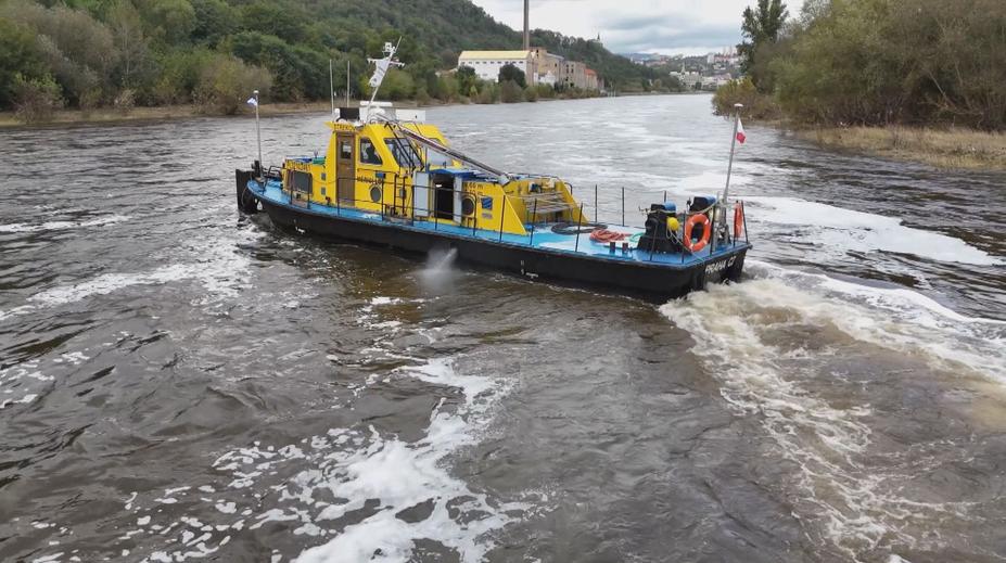 Na řece Labe pluje speciální plavidlo. Pomocí radaru monitoruje dno
