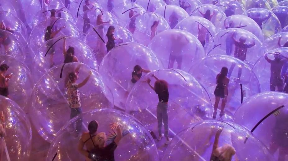 Koncert jako ze sci-fi filmu. Kvůli covidu fanoušci křepčili v bublinách!