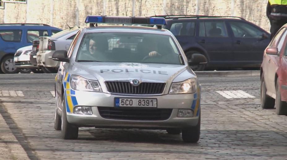 Strážníci zadrželi dívku, která měla okrást spícího muže. Odhalila ji kamera