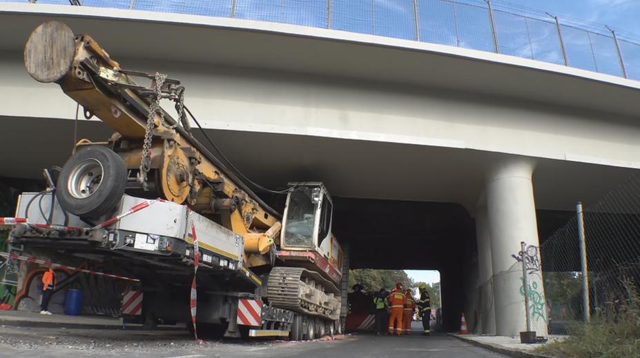 Neuvěřitelný zásah v Praze: Tahač uvízl pod mostem. Vyprošťovací tank se taky porouchal