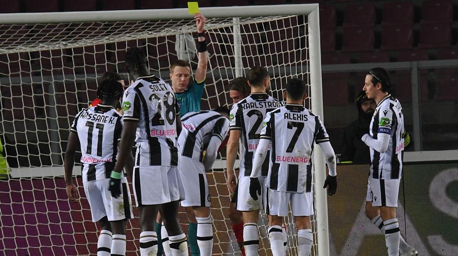 Spor o penaltu. Hráč Udinese ji kopal navzdory trenérovi, pak byl vystřídán