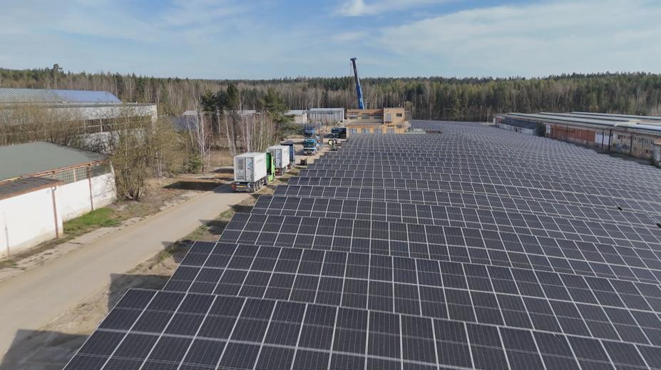V Horní Bříze roste solární elektrárna. Nahradí obří továrnu na dlaždice