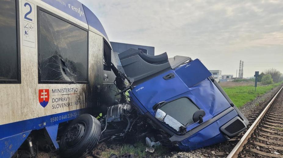Tragický střet vlaku s kamionem na Slovensku: Jeden mrtvý a desítky zraněných