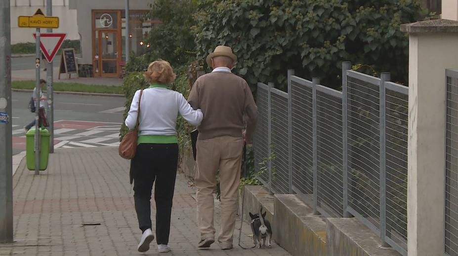 Mladí se do partnerství nehrnou. Přednost dávají cestování a kariéře